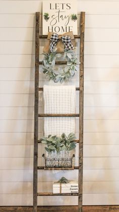 Ladder Decor Living Room, Farmhouse Ladder Decor, Wooden Ladder Ideas, Blanket Ladder Ideas, Old Ladder Decor, Rustic Ladder Decor, Blanket Ladder Decor, Farmhouse Ladder, Quilt Ladder