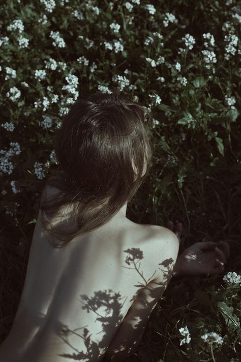 Marta Bevacqua, Amber Eyes, Nature Photoshoot, Insta Post, Foto Art, Dark Photography, Book Girl, Photography Inspo, Aesthetic Photography