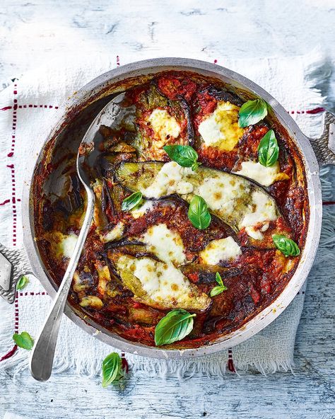 Aubergines are cooked in a rich tomato sauce and layered between plenty of mozzarella in this lasagne-style dish. Serve with extra toasted hazelnuts Nduja Recipe, Vegetarian Starters, Aubergine Recipe, Diner Recept, Lentil Curry, New Cookbooks, Veggie Burger, Curry Recipes, Ricotta