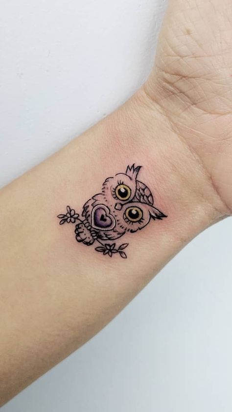 Cute Small Owl Tattoos, Back Owl Tattoo Women, Cute Tattoo Designs Simple, Tiny Owl Tattoos For Women, Mother Owl Tattoo, Owl Tatoos Design, Owl Heart Tattoo, Owl Tattoo Design For Women Small, Tattoo Owl Small