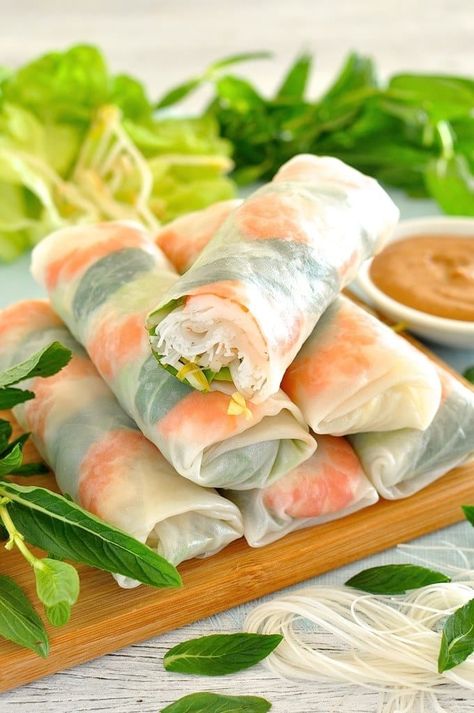 An undeniably perfect summer eat. Get the recipe here. Thai Mat, Goi Cuon, Rice Paper Spring Rolls, Vietnamese Rice Paper Rolls, Vietnamese Rice Paper, Vietnamese Rice, Shrimp Spring Rolls, Vietnamese Spring Rolls, Paper Spring