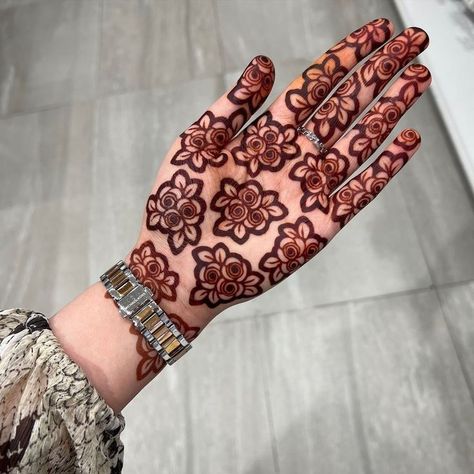 Casual Mehendi Designs, Easy Rose Mehndi Designs, Mehndi New Designs Unique, Mehandi Designs For Hands Simple 2024, Mehndi Rose Designs, Front Mehendi Designs Simple, Rose Mehndi Designs Simple, Mehendi Designs Stylish, Latest Mehndi Designs Front Hand