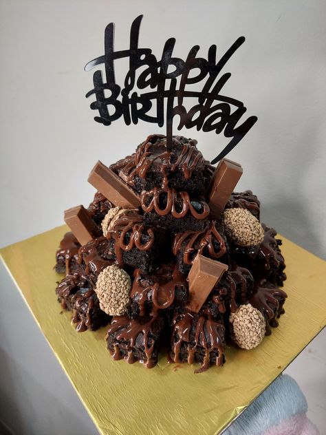 Brownie Birthday Cake Tower, Brownie Tower Cake, Brownie Birthday Cake Ideas, Brownie Tower Ideas, Brownie Cake Design, Brownies Birthday Cake Ideas, Brownie Cake Birthday, Brownie Tower, Decorated Brownies