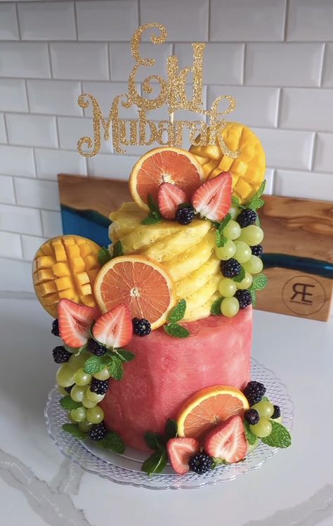 Fruit Tier Cake, Cake Made Out Of Fruit, Fruit Cake Ideas, Watermelon Fruit Cake, Fruit Cake Decoration, Watermelon Cake Birthday, Cake Watermelon, Fruit Birthday Cake, Fruit Buffet