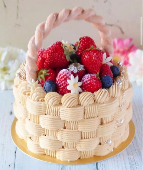 Basket Cake Design, Chocolate Hazelnut Recipes, Fruit Basket Cake, Flower Basket Cake, Basket Cake, Strawberry Birthday Cake, Fresh Fruit Cake, Simple Family Meals, Cake Decorating For Beginners