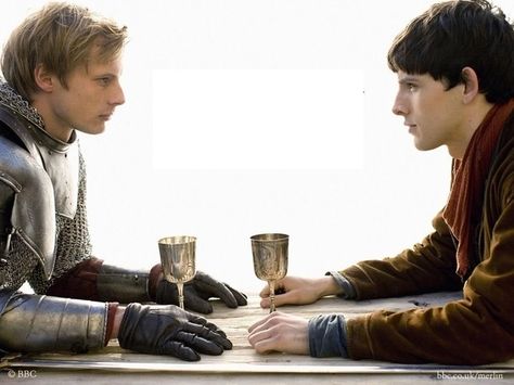 Merlin: Merlin & Arthur.  I love their friendship and brotherhood! The chemistry between them is what made the whole show. Merlin Season 1, Merlin Show, Merlin Colin Morgan, Merlin Fandom, Roi Arthur, Merlin And Arthur, Arthur Pendragon, Bradley James, Colin Morgan