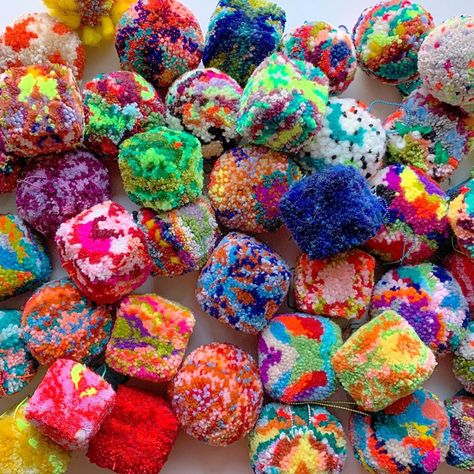 Textile Arts Center (@textileartscenter) • Instagram-foto's en -video's Pompon Diy, Pom Pom Tree, Tulle Poms, Honey Diy, Seed Bead Crafts, Diy Pom Pom, Spring Decor Diy, Pom Pom Keychain, Yarn Pom Pom