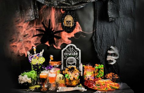 Halloween Candy Buffet, Buffet Halloween, Pumpkin Candy Holder, Delicious Halloween Treats, Halloween Pinata, How To Make Candy, Halloween Buffet, Candy Images, Diy Halloween Treats