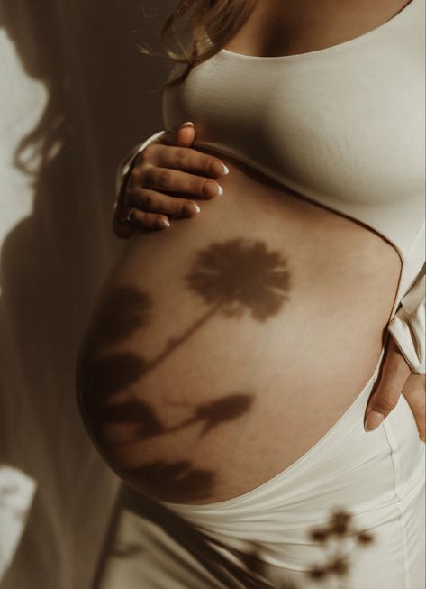 Cute Pregnant Belly Pictures, Cute Easy Maternity Photos, Flowers On Pregnant Belly, Pregnant Belly Flowers, Pregnant Belly Photoshoot, Maternity Close Up, Maternity Home Photography, Open Belly Maternity Pictures, Maternity Photography Floral