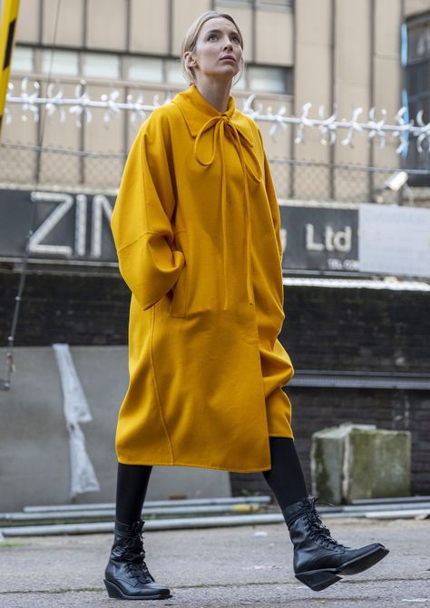 villanelle best fashion killing eve Kim Bodnia, Eve Costume, The Vampires Wife, Khaki Coat, Yellow Coat, Estilo Real, Killing Eve, Jodie Comer, Lightweight Blazer