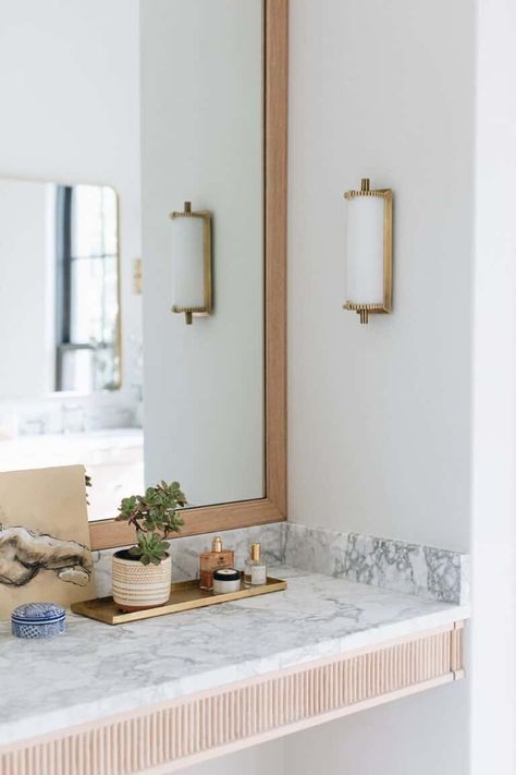 A stunning Belgian farmhouse style with a contemporary twist in Chicago Restoration House, Kate Marker Interiors, Home Luxury, Bad Design, Rustic Bathroom, Brass Decor, Small Bathroom Decor, Boho Home, Bathroom Styling