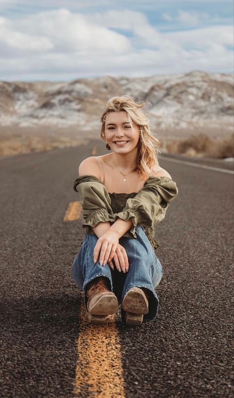 Pickup Senior Pictures, Senior Photo Country, Cute Road Pictures, Nature Photography Women, Senior Picture Western Outfits, Senior Road Pictures, Country Birthday Pictures, Western Senior Pics Outfits, Cute Western Poses