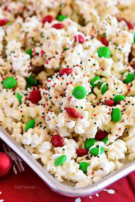 Easy Xmas Dessert, Christmas Popcorn Recipes, Popcorn Ideas, Chocolate Covered Popcorn, Holiday Popcorn, White Chocolate Popcorn, Popcorn Cake, Christmas Popcorn, Popcorn Treat