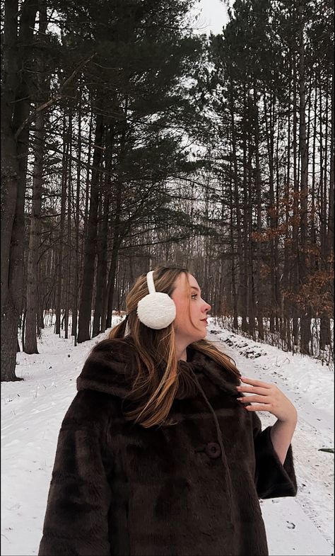 Earmuff Photoshoot, Earmuff Outfit, Winter Outfits Fur, Earmuffs Outfit, Winter Outfit Aesthetic, Winter Earmuffs, Winter Outfits Aesthetic, Faux Fur Coats, Winter Fit