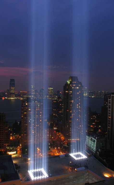 Tribute In Light - NYC (September 11, 2007) - Tribute in Light is an art installation of 88 searchlights placed next to the site of the World Trade Center to create two vertical columns of light in remembrance of the September 11 attacks. It is produced annually by The Municipal Art Society of New York. Tribute In Light, Photographie New York, 43rd Birthday, Beams Of Light, Ground Zero, Manhattan Ny, Trade Centre, Twin Towers, City That Never Sleeps