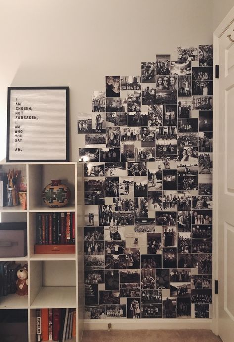 Cool Picture Collage Ideas, Photo Wall Office Ideas, Creative Photo Wall Ideas, Wall With Photos Ideas, Photographer Room Ideas, Ways To Put Pictures On Wall, Wall Art Collage Ideas Bedroom, Black And White Picture Wall Bedroom, Black And White Photo Wall Bedroom