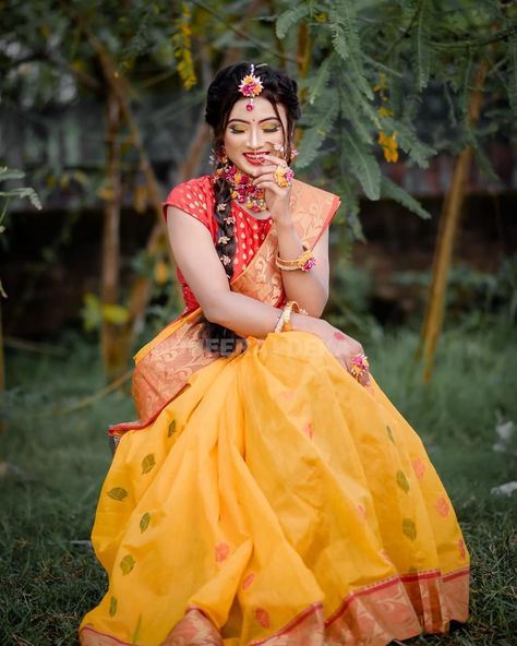 Haldi Poses For Bride Simple, Haldhi Sarees, Haldi Pic, Haldi Rasam, Haldi Look For Bride, Haldi Pose, Haldi Photos, Haldi Shoot, Haldi Poses For Bride