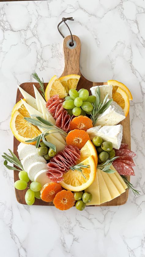 Orange Bring A Board, Oranges On Charcuterie Board, Charcuterie Board With Oranges, Citrus Charcuterie Board, Orange Charcuterie Board, Christmas Spread, Best Party Appetizers, Catering Food Displays, Christmas Appetizers Party