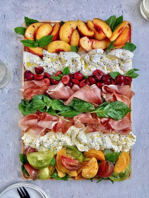 20 Delicious Summer Charcuterie Boards - Lady Celebrations Prosciutto Appetizer, Tomato Appetizers, Crostini Appetizers, Cheese Appetizer, Burrata Cheese, Charcuterie Inspiration, Refreshing Salad, Charcuterie Recipes, Cheese Appetizers