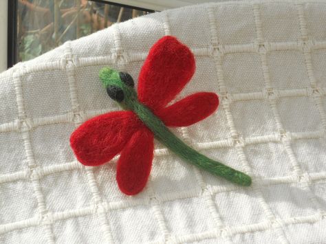 Needle Felted red dragonfly brooch by Soo Sun, via Flickr Red Dragonfly, Needle Felting Tutorial, Felted Crochet, Dragonfly Brooch, Wool Felt Projects, Felt Necklace, Puppet Crafts, Needle Felting Tutorials, Needle Felting Projects