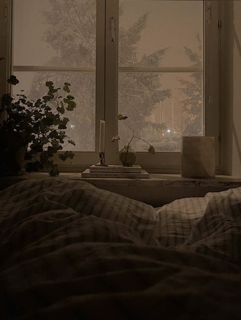 Cozy Winter Aesthetic Home, Winter Room Aesthetic Bedroom, Snowy Room Aesthetic, Clean Cozy Aesthetic, Winter Aesthetic Indoors, Big Comfy Bed Aesthetic, Soft Cozy Aesthetic Wallpaper, Cozy Soft Aesthetic, Winter Cosy Aesthetic