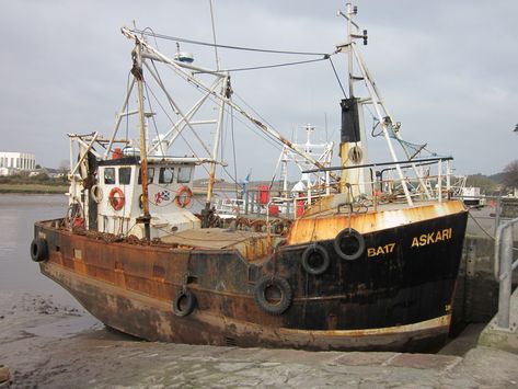 Chris Craft Boats, Working Boat, Nautical Crafts, Boat Pics, Abandoned Ships, Vintage Boats, Old Boats, Boat Art, Boat Painting