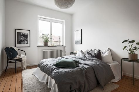 Vindragarvägen 10 62,5 kvm, 2,5 rok Styling @scandinavianhomes Foto @kronfoto Mäklare Ewa Ridderström Reimersholme Fastighetsmäkleri Neutral Bedroom Design, Small Bedroom Layout, Cozy Bedrooms, Modern Minimalist Bedroom, Trendy Bedroom, Bedroom Layouts, Scandinavian Interior, Minimalist Bedroom, Eclectic Decor