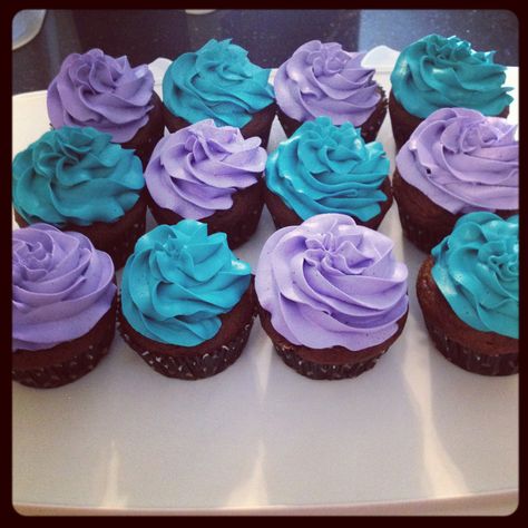 Blue and Purple cupcakes Blue Purple Cupcakes, Blue And Purple Cupcake Ideas, Purple And Blue Gender Reveal Ideas, Hamster Cupcakes, Purple And Blue Cupcakes, Birthday Cake Elegant, Birthday Breakfast For Husband, Teen Party Themes, Birthday Balloon Surprise