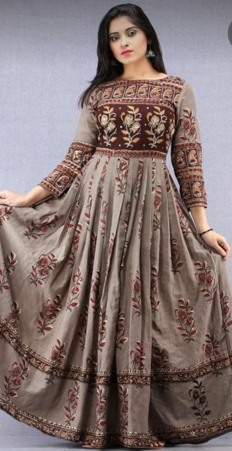 Fancy Gown, Kalamkari Dresses, Designer Anarkali Dresses, Maxi Design, Fancy Frocks, Cotton Gowns, Frock Fashion, Gaun Fashion, Long Kurti Designs