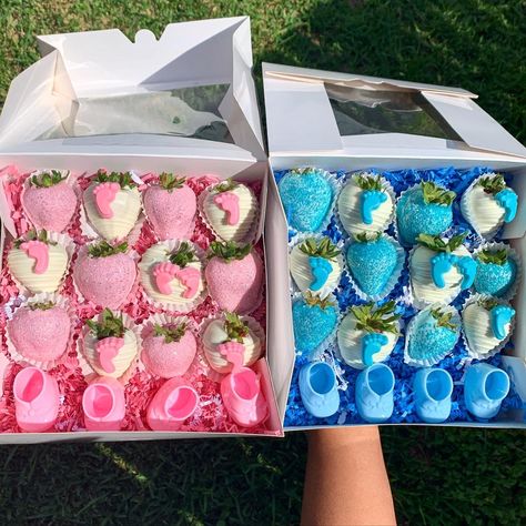 Gender Reveal Chocolate Covered Strawberries, Gender Reveal Treats Ideas, Gender Reveal Strawberries, Gender Reveal Treats, Gender Reveal Candy, Gender Reveal Dessert, Gender Reveal Party Food, Strawberry Box, Baby Shower Chocolate