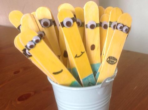 Question lolly sticks! Craft Sticks Ideas For Kids, Craft Sticks Ideas, Lolly Stick Craft, Wood Sticks Crafts, Pop Stick Craft, Craft Stick Projects, Craft Projects For Adults, Kindergarten Art Projects, Spoon Crafts