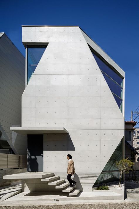 R・torso・C by Atelier Tekuto Co. (Yasuhiro Yamashita) / Shibuya, Japan - 2015 Home Atelier, Concrete Houses, Concrete Architecture, Concrete Home, Exposed Concrete, Concrete House, Architecture Design Concept, Modern Architecture House, Japanese Architecture