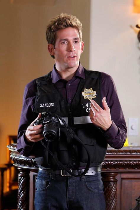 CSI: Las Vegas - Gregory "Greg" Sanders was educated in a private school for gifted students and graduated Phi Beta Kappa from Stanford University. After a stint with the San Francisco Police Department, Greg joined the Las Vegas Crime Lab as a DNA technician and was soon yearning to find a place beyond the lab conducting fieldwork with the CSI team. - Eric Kyle Szmanda (born July 24, 1975) is an American actor Greg Sanders, Eric Szmanda, Las Vagas, Csi Las Vegas, Csi Miami, Forensic Science, Vintage Boys, American Actors, Celebrities Male