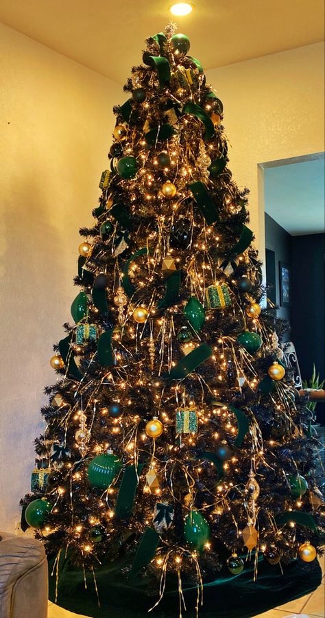 Black Christmas Tree With Green Ornaments, Black And Green Christmas Tree, Green And Black Christmas Tree, Emerald Green Christmas Decor, Dark Green Christmas Tree, Black Xmas Tree, Black Christmas Tree, Treat Table, Grinch Christmas Tree