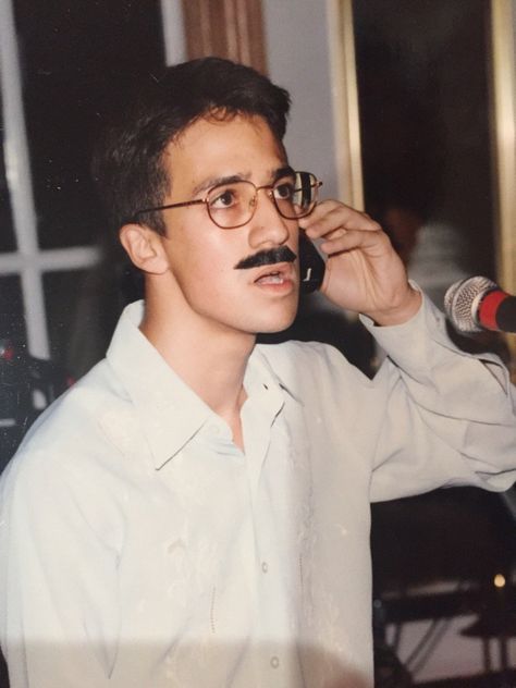 Young Lin Manuel Miranda, Lin Manuel Miranda Videos, Funny Lin Manuel Miranda Pictures, Lin Manuel Miranda Pose, Lin Manuel Miranda Funny, Lin Manuel Miranda Son, Be More Chill Musical, Musicals Funny, Hamilton Lin Manuel Miranda