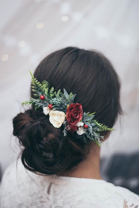 Winter Wedding Burgundy, Christmas Winter Wedding, Christmas Wedding Flowers, Christmas Wedding Themes, Christmas Wedding Inspiration, Wedding Hairstyles And Makeup, Wedding Burgundy, Winter Wedding Hair, Bridal Hair Headpiece