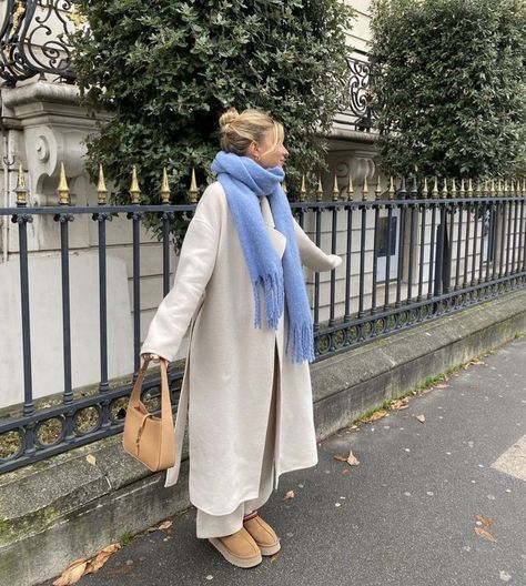 Womens Winter Coat Outfits, Parisian Lazy Outfit, Winter Outfits Knitwear, New York Coat Outfit, Long Line Coat Outfit Winter, Classy Converse Outfit, Fall Fashion London, Windy Winter Outfit, New York Winter Outfit Plus Size