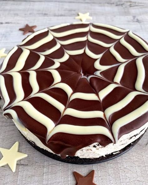 Fitwaffle Kitchen | Eloise on Instagram: "SPIDER WEB OREO CHEESECAKE 😍 Halloween is just around the corner and I’ve received so many requests from you guys for some Halloween bakes 🥳🙌 This no-bake cheesecake is so much easier to make than it looks and it’s a real show stopper for any party or Halloween dinner 👻 I went with an Oreo cheesecake to match the black and white theme of the spider web, but feel free to make a vanilla or chocolate cheesecake with the same topping 😃 Sound on for full Halloween Cheesecake, Halloween Oreos, Dark Chocolate Ganache, White Chocolate Cheesecake, Double Cream, White Chocolate Ganache, Cheesecake Filling, Black And White Theme, Oreo Cheesecake