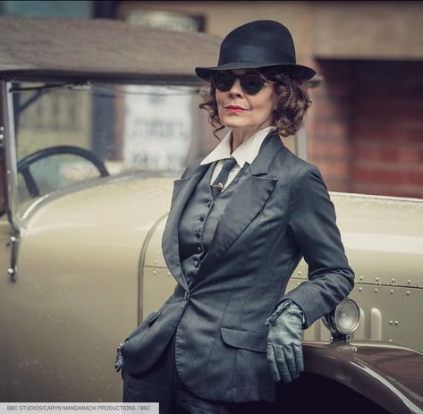 Polly Gray from Peaky Blinders Aunt Polly Peaky Blinders, Peaky Blinders Fashion, Costume Peaky Blinders, Peaky Blinders Season 5, Peaky Blinders Costume, Look Gatsby, Peaky Blinders Season, Mode Costume, Leder Outfits