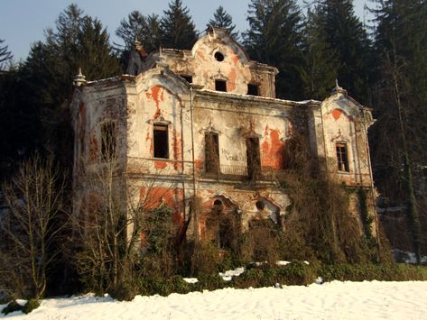 » Villa De Vecchi 1: la storia Italy Villa, Villas In Italy, Old Mansion, Abandoned Mansion, Island Villa, Lake Como Italy, Como Italy, Abandoned Mansions, Most Haunted