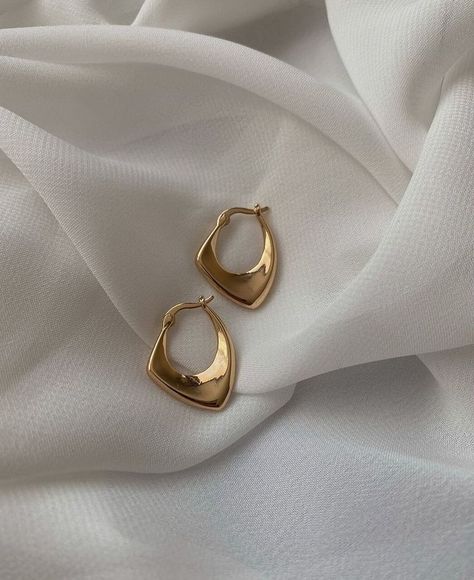 Minimal Jewelry Photography, Earring Aesthetic, Aesthetic Shower, Accessories Minimalist, Jewelry Minimal, Jewellery Photography Inspiration, Jewelry Product Shots, Aesthetic Gold, Creative Jewelry Photography