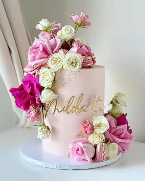 Cakes By LaLa on Instagram: “ꪑⅈꪶᦔ𝕣ꫀ𝕥𝕥ꫀ⁣ ⁣ ⁣ A classic pink style for a birthday girl. I love how well placed florals can totally transform a cake. Forever a favorite…” Pink Birthday Cake Flowers, Pink Cake Birthday, Hot Pink Cake, 60th Birthday Decor, Birthday Cake Flowers, Hot Pink Cakes, Cricket Cake, Floral Birthday Cake, Lightning Mcqueen Cake