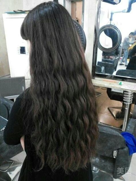 I liked the hair waves. the same with the ocean waves. Long Hair Waves, Dark Mermaid, Mermaid Waves, Waves Hair, Beachy Waves, Natural Waves, Sea Waves, Hair Waves, Model Hair