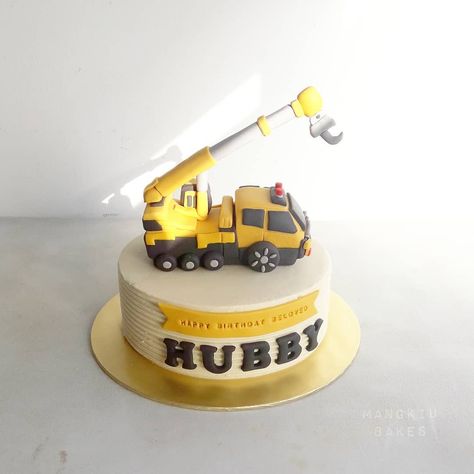 Crane cake. 🏗 Last day to checkout Christmas bakes online today. 😊 Crane Truck Birthday Cake, Crane Cakes For Boys, Cake Brochure, Crane Cake, Christmas Bakes, Truck Birthday Cakes, Construction Cake, Crane Truck, Truck Cakes