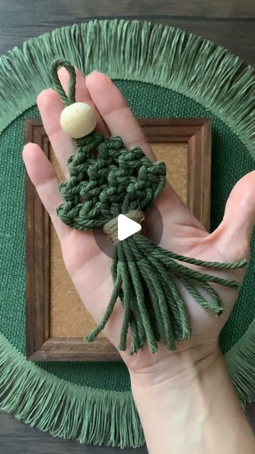 Macame Christmas Tree, Macrame Ball Ornament, Macrame Doll Ornament, Diy Christmas Decorations With Yarn, Easy Yarn Ornaments, Christmas Tassels Diy, Macrame Christmas Tree Ornaments Diy, Macrame Santa Ornaments Diy, New Macrame Ideas