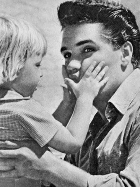 Elvis on the set of Follow That Dream with young co star. ❤️ He loved kids. Elvis Today, Rock & Roll, Young Elvis, Elvis Presley Pictures, Elvis And Priscilla, Elvis Movies, Elvis Presley Photos, Priscilla Presley