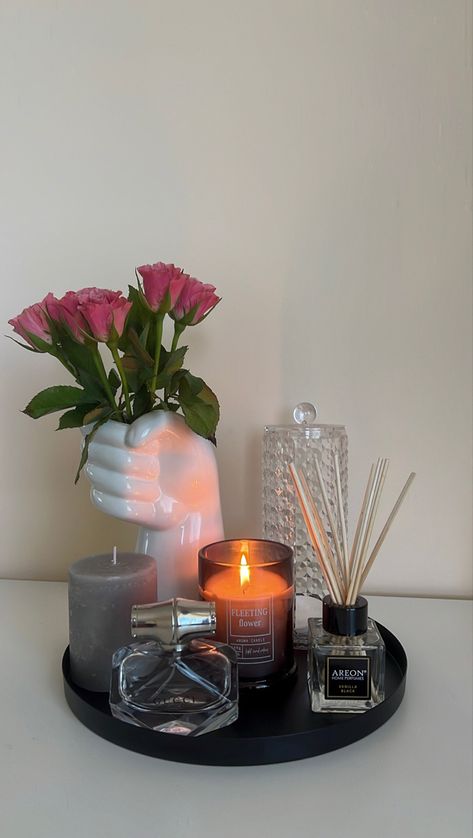 Candle Arrangements Bedroom, Vanity Tray Decor Bedroom, Candle Tray Decor Living Rooms, Decorative Tray Ideas Bedroom, Window Sill Decor Living Room, Bedroom Window Sill Decor, Candle Tray Ideas, Trays Decor Bedroom, Decorate Coffee Table