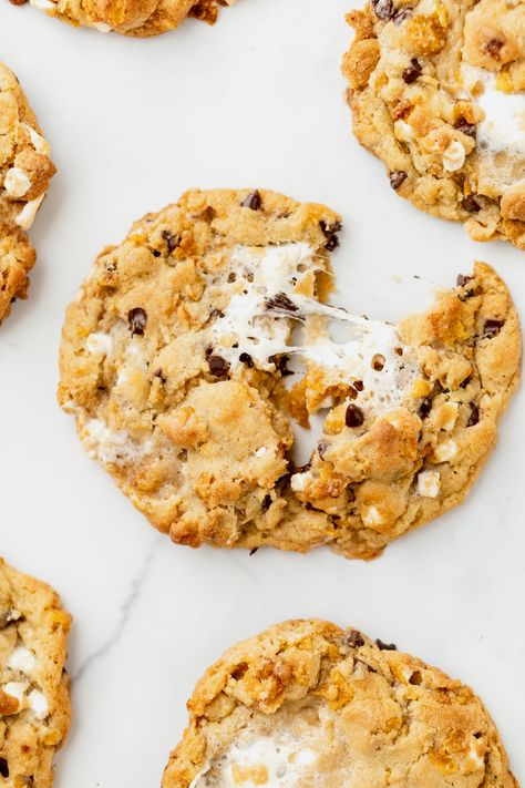 Cornflake Marshmallow Cookies - Serve Sunshine Cornflake Marshmallow Cookies, Marshmallow Bits, Chocolate Chunk Cookie Recipe, Cornflake Cookies, Momofuku Milk Bar, Marshmallow Cookies, Frozen Cookie Dough, Crispy Cookies, Marshmallow Cream