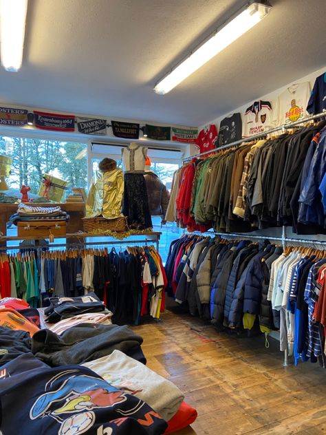 Thrift Shop Ideas Clothes, Sneaker Reselling, Aesthetic Thrift Store, Thrift Shop Aesthetic, Thrift Aesthetic, Tshirt Ootd, Screen Printing Studio, Thrift Store Upcycle, Hypebeast Room