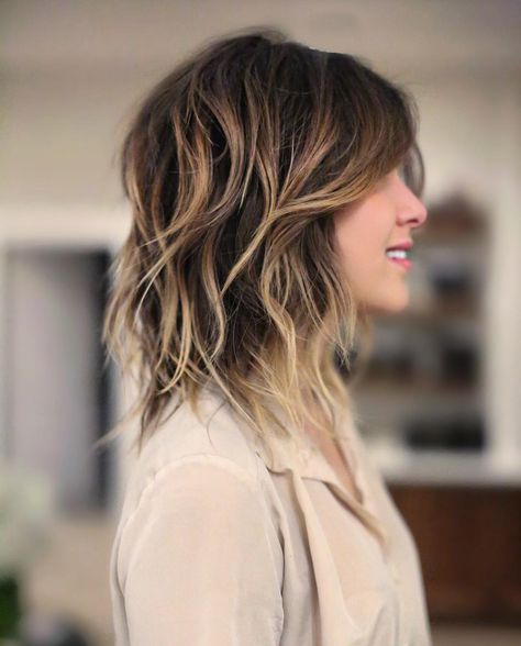 Save this for 13 modern shag hairstyles every cool girl needs to try. Medium Shaggy Hairstyles, Kort Bob, Medium Shag Haircuts, Shag Hairstyles, Short Hairstyle, Haircuts For Long Hair, Medium Hair Cuts, Ash Blonde, Shoulder Length Hair